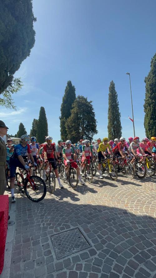 I ciclisti in raccoglimento davanti al cimitero di Gemona in omaggio alle vittime del terremoto